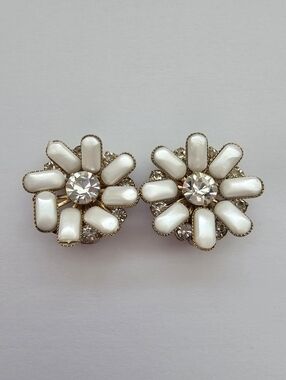 ​Vintage LERU Signed White Thermoset Moonglow Earrings - Mid Century Starburst